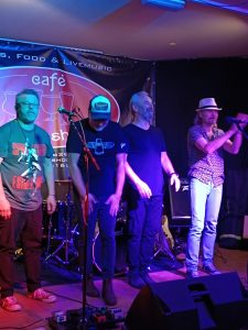 Honey Hush Verneigung am Ende des Sets Café Vereinshoes