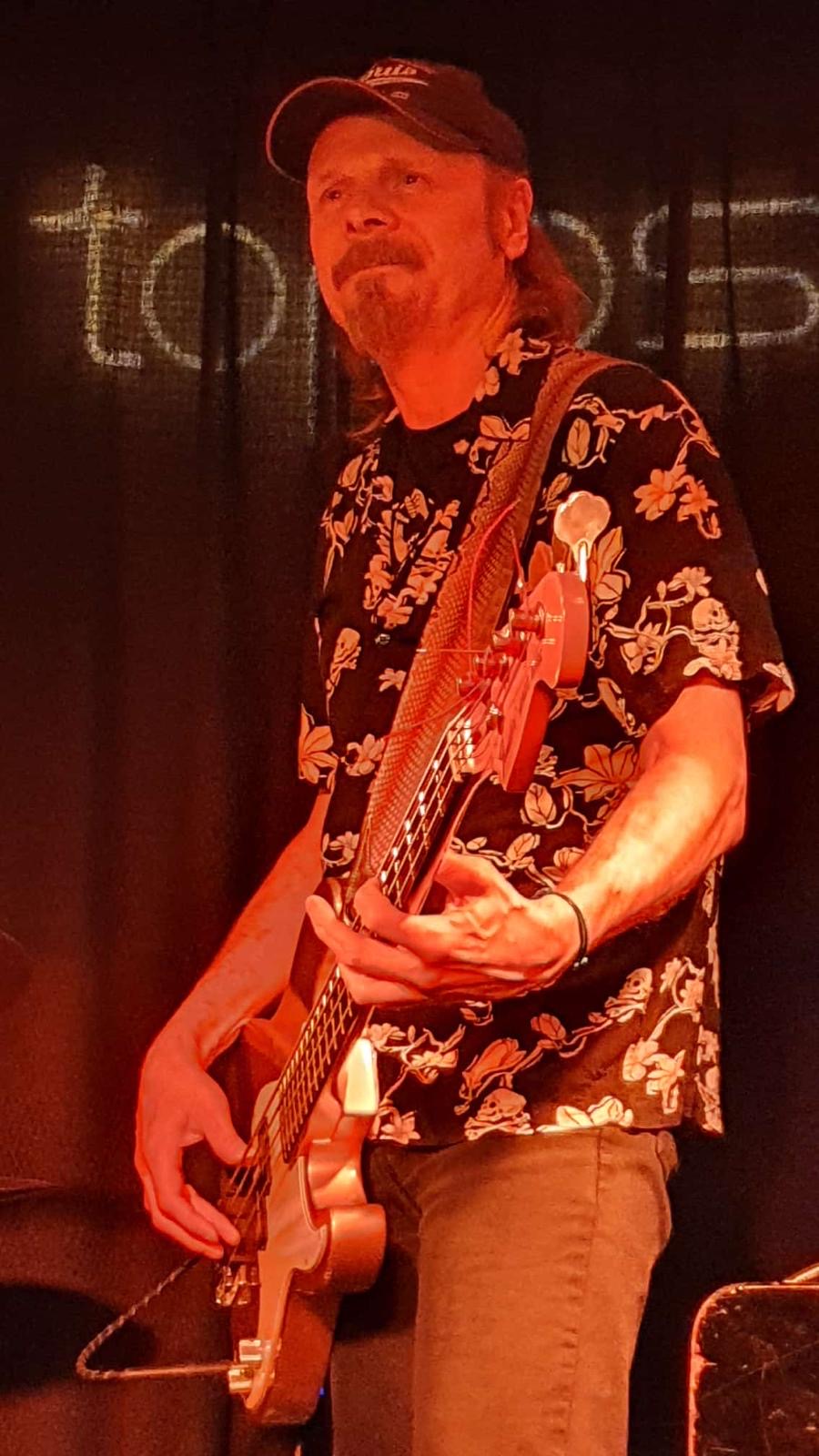 Bernd Strefling von Honey Hush auf der Bühne des Topos Leverkusen