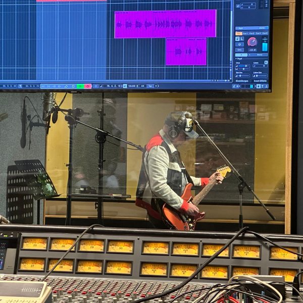 Honey Hush im Studio bei Gitarrenaufnahmen