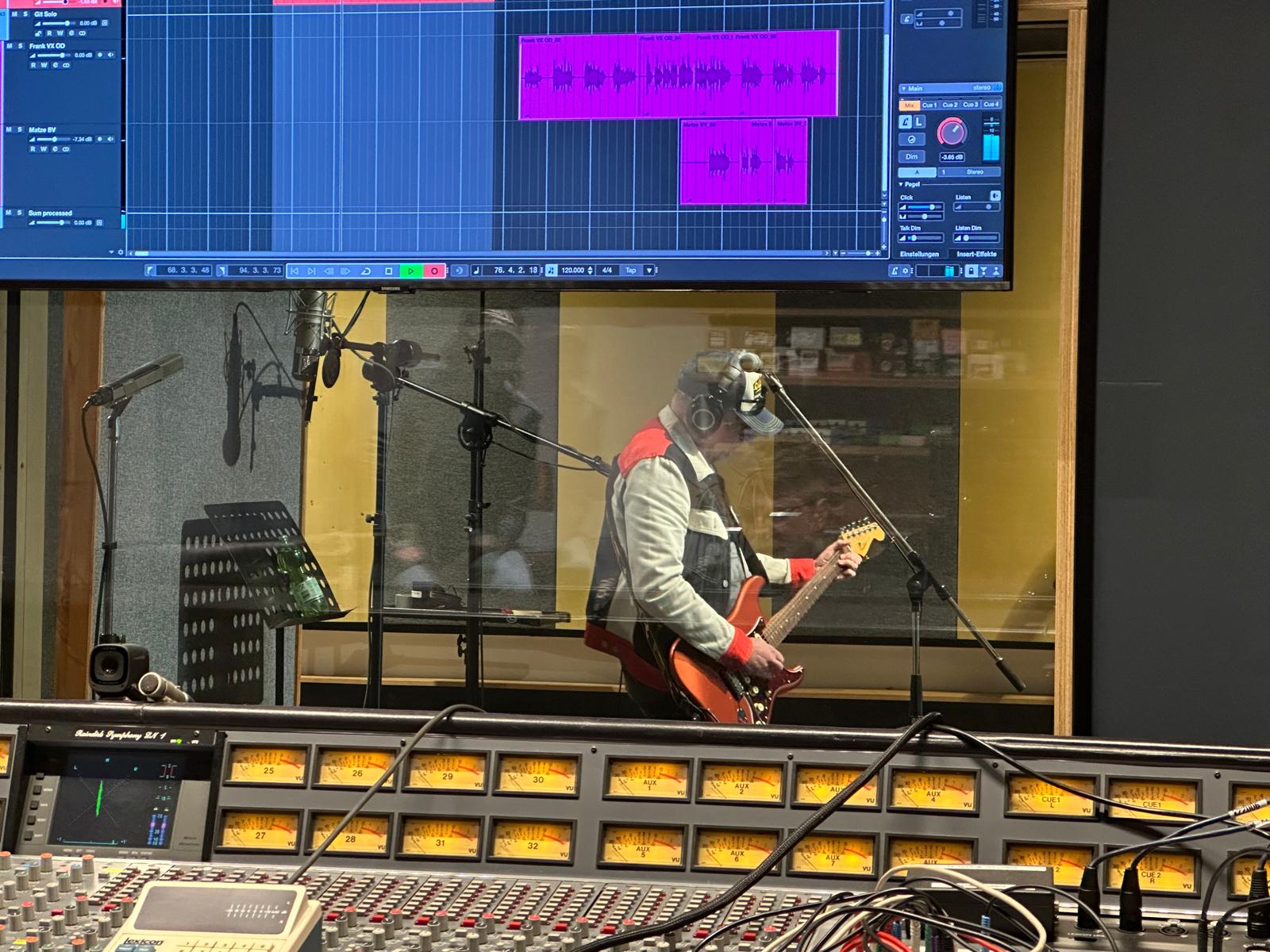 Honey Hush im Studio bei Gitarrenaufnahmen