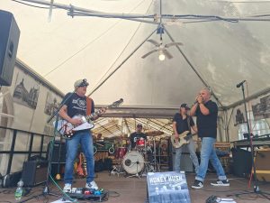 Honey Hush auf der Bühne des Trödelmarktes Aachener Platz