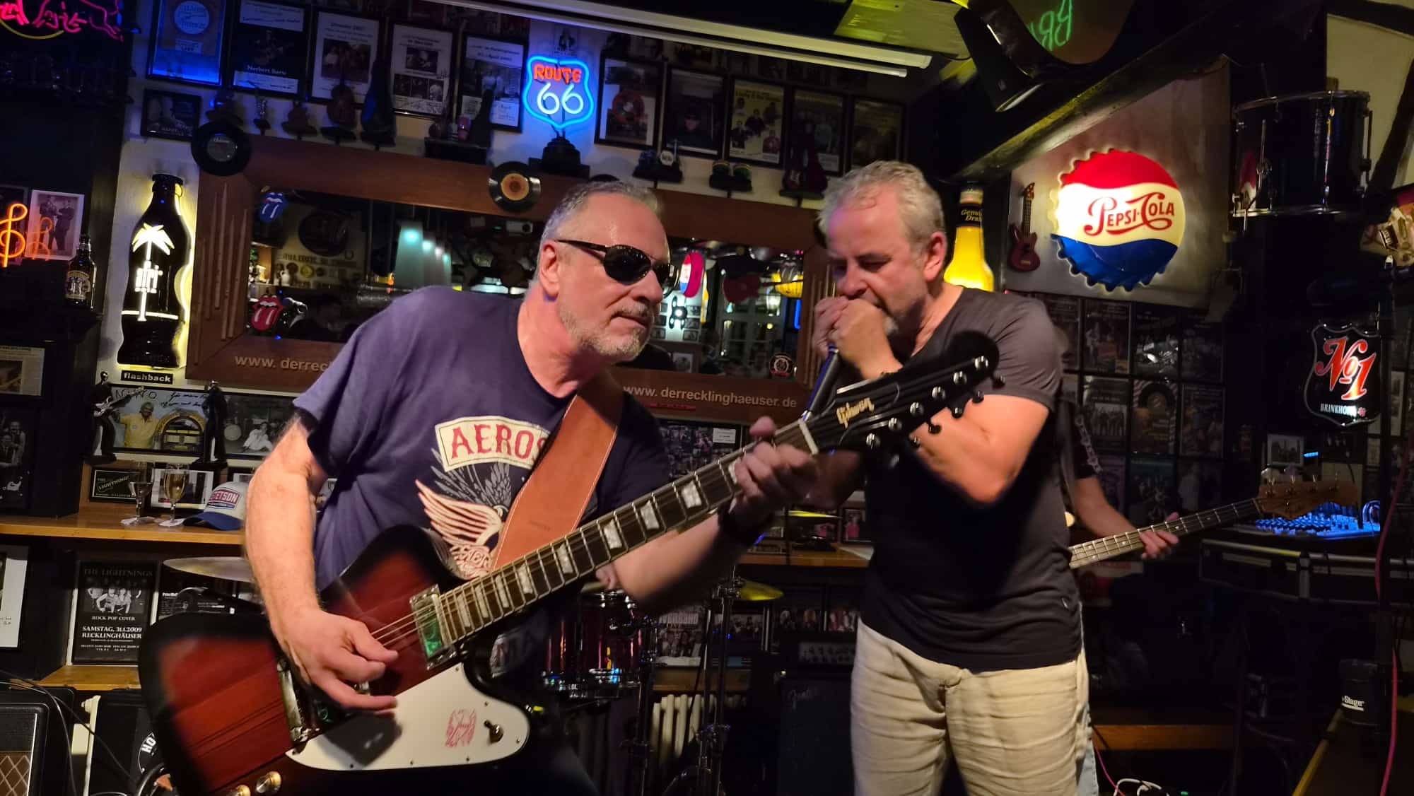 Honey Hush live in Recklinghausen - Harmonikaspieler Frank Born und Gitarrist Matthias Heft im Vordergrund vor Kneipenhintergrund